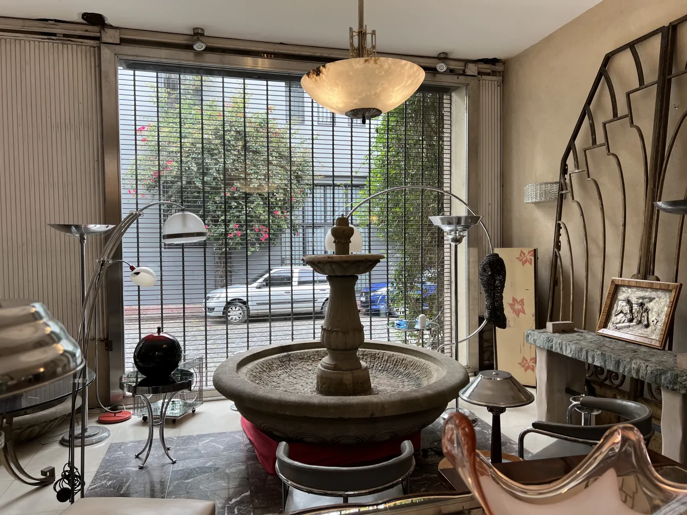 fontes decorativas antigas de cristal de murano em ambiente acolhedor