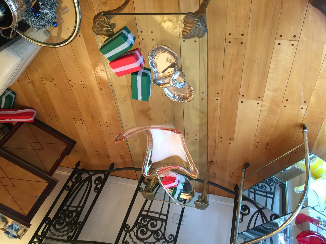 Элегантный дизайн из муранского стекла с мягкими формами и яркими цветами, окруженный подарками