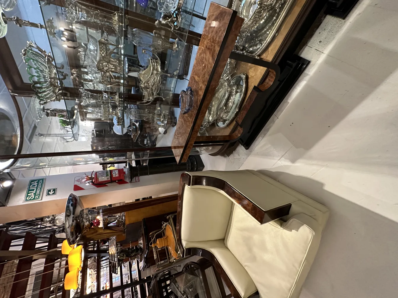 Cristal de Murano antiguo con detalles decorativos en un entorno elegante