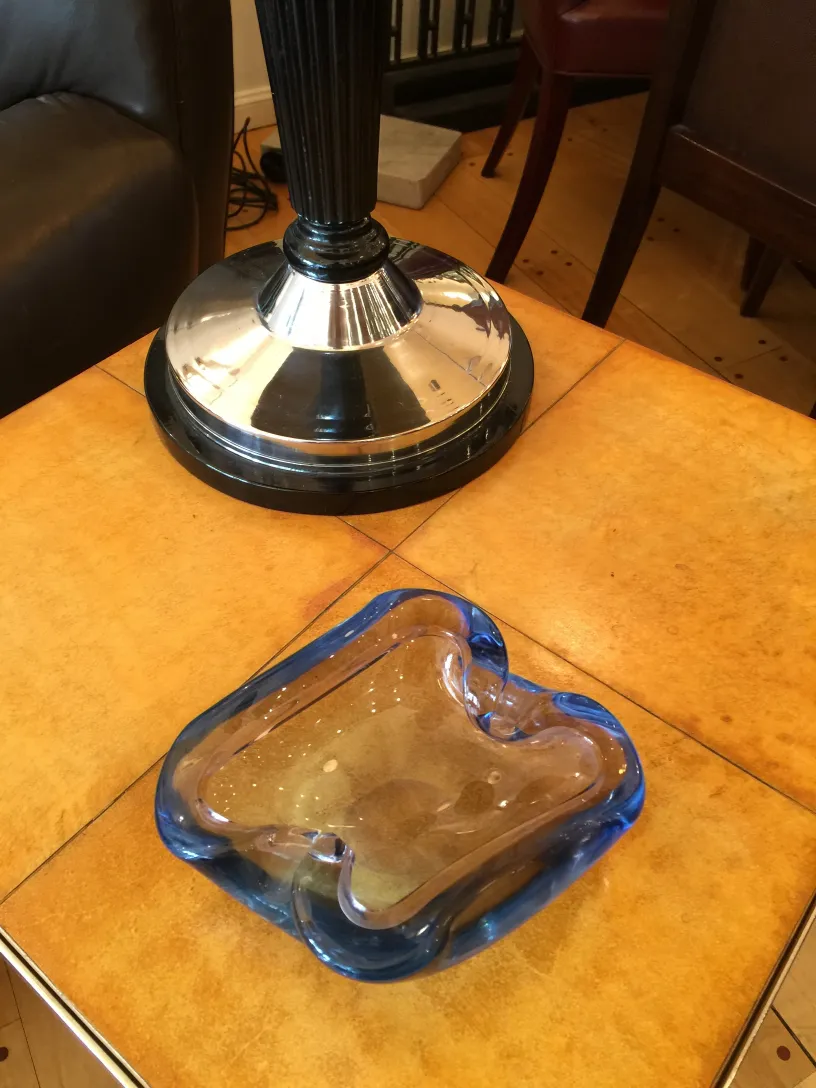 Dekorative Murano-Glasstücke in Blau- und Klar-Tönen