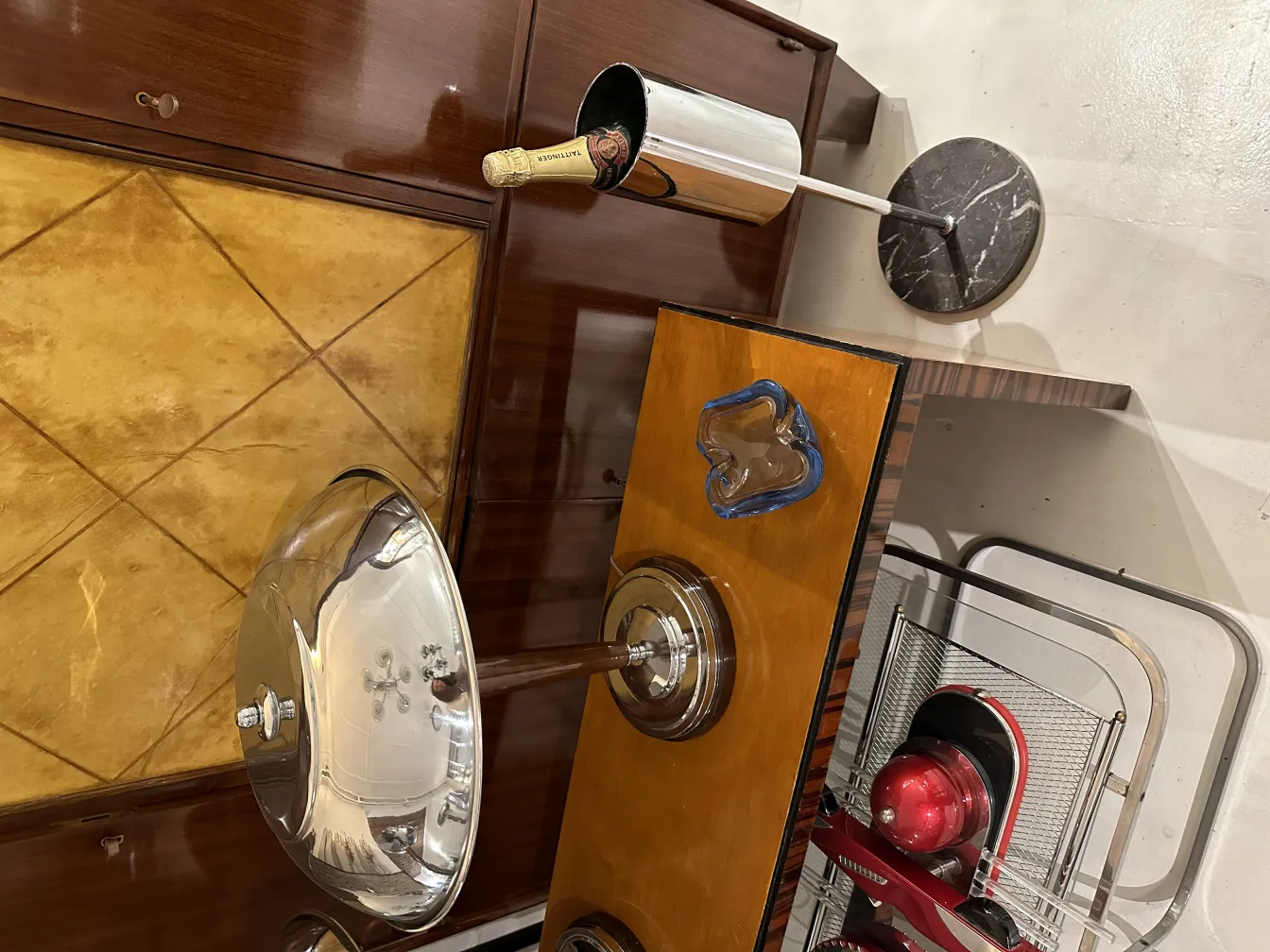 Античное муранское стекло синего цвета, с изящными формами.