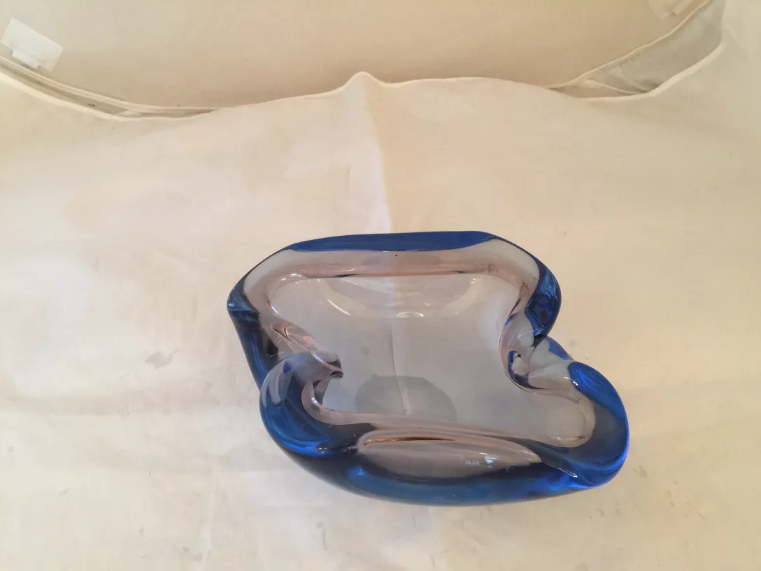 Bowl antigo de cristal de Murano em azul, com design ondulado.