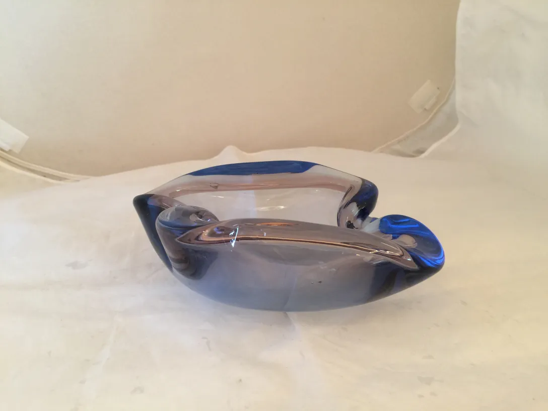 装飾的な青い形の古いムラーノガラス