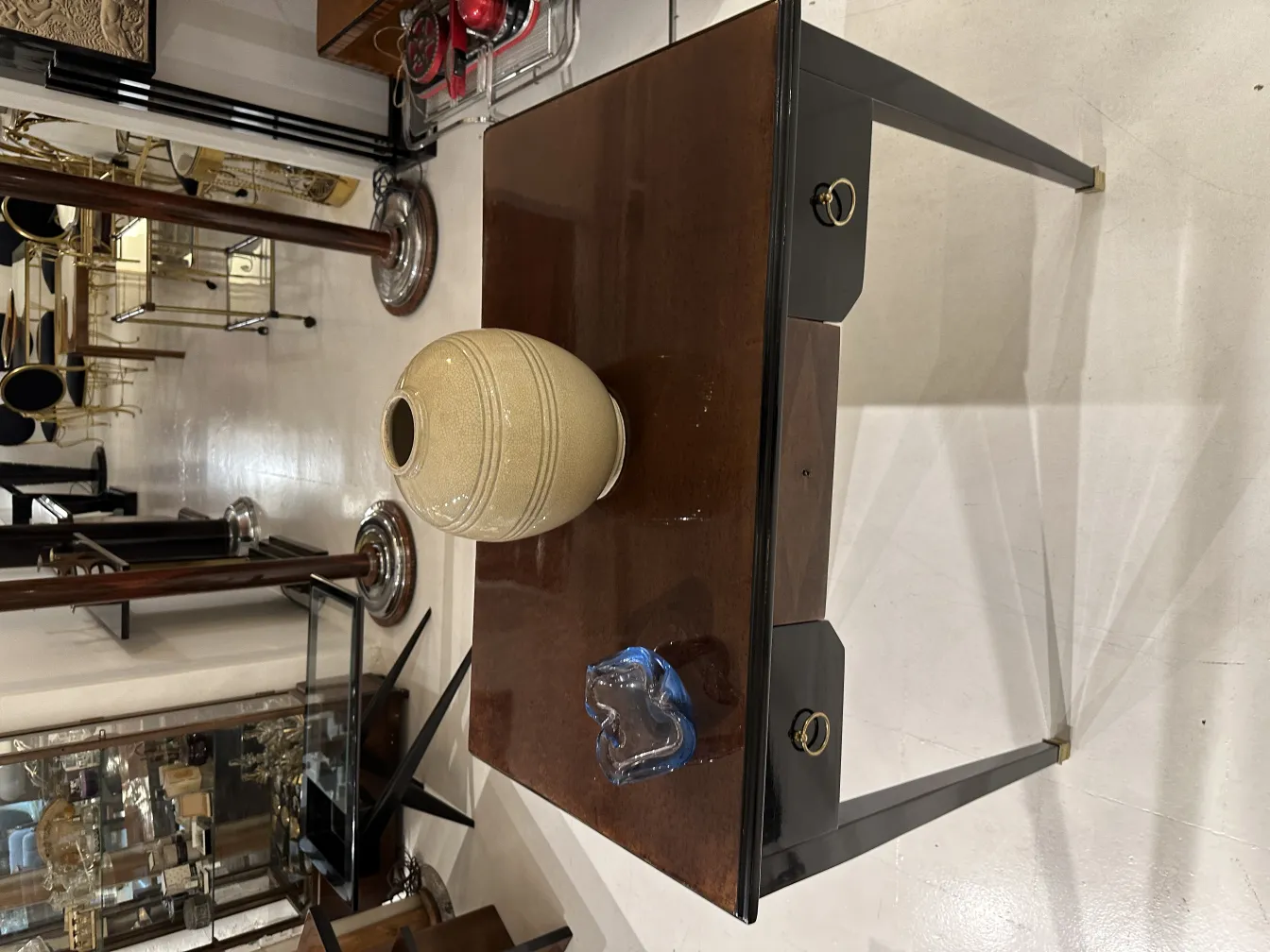 vase en céramique claire sur une table avec des miroirs et décoration antique