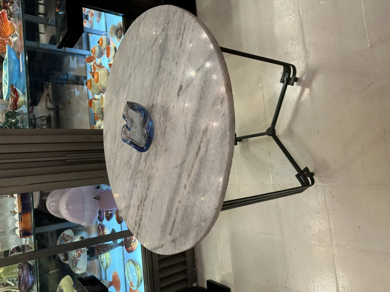 Cristal de Murano ancien sur une table ronde décorative