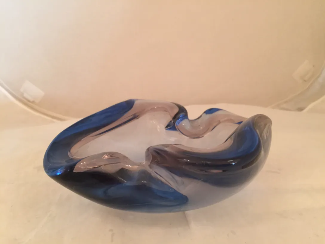 bowl de cristal de murano en tonos azules, elegantemente moldeado