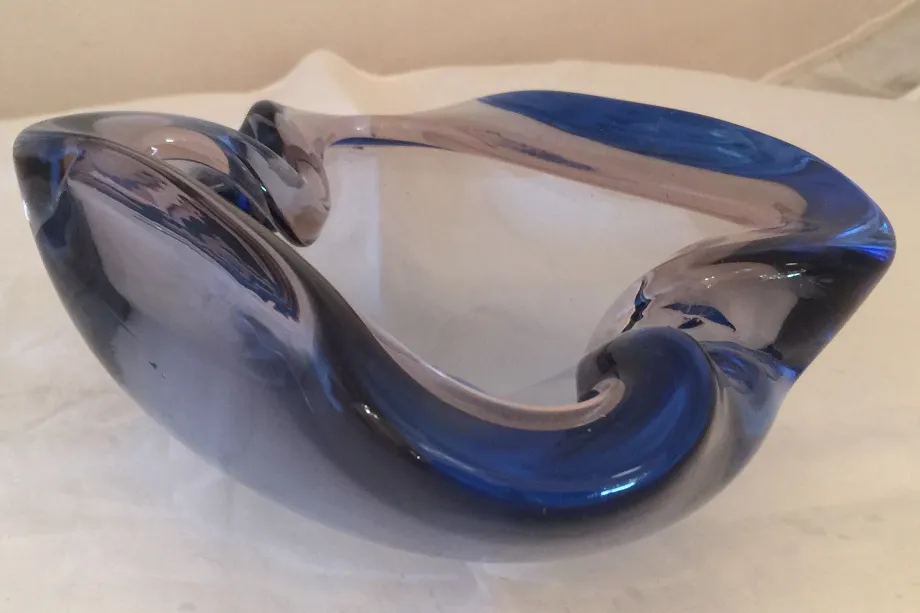 bowl de cristal de Murano en tonos azules con forma única y diseño curvado