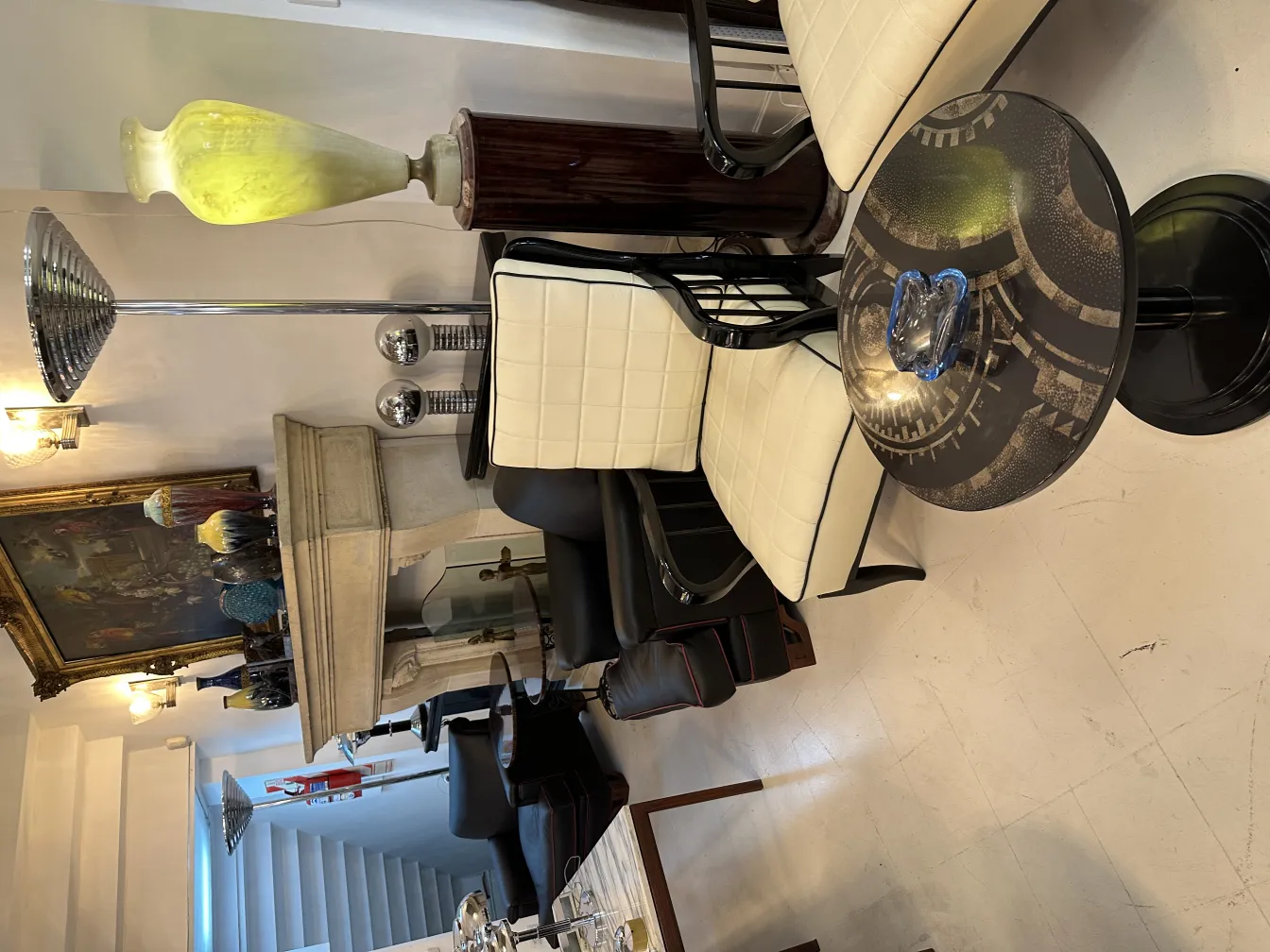 Antikes Murano-Glas Dekorativ blau auf schwarzem Tisch