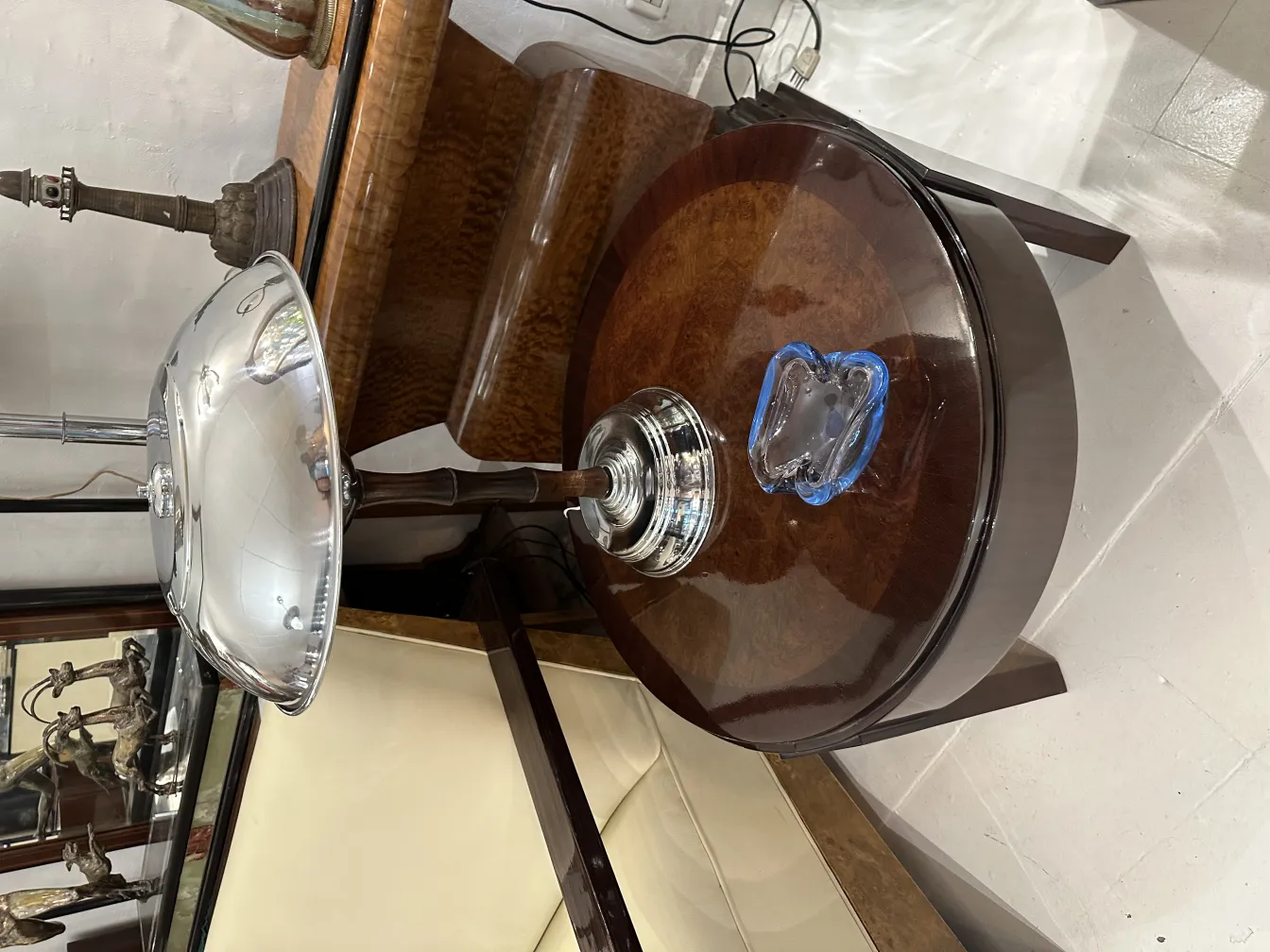 Vetro di Murano antico in un ambiente elegante con lampada e tavolo.