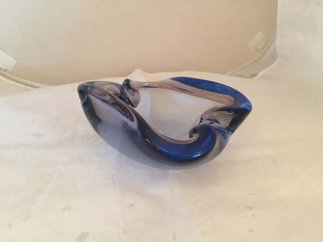 Cristal de Murano azul antigo com forma ondulada.