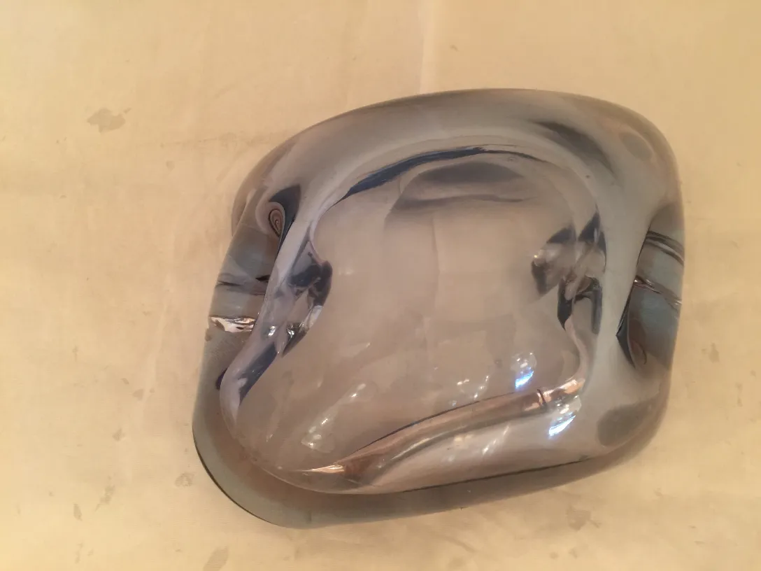 Antico vetro di Murano con forme fluide ed eleganti