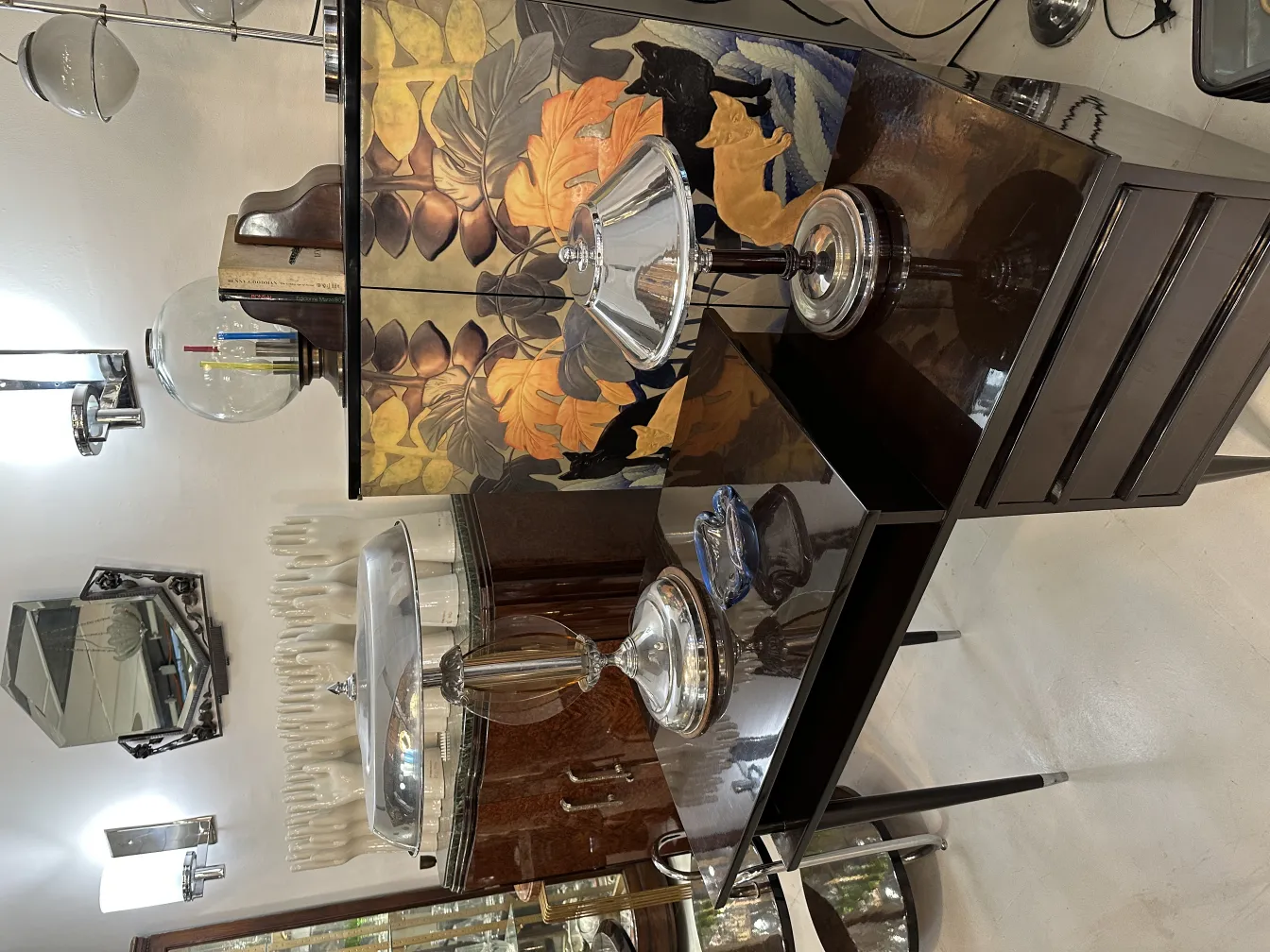 밝은 색상의 앤티크 무라노 유리 장식 테이블 위