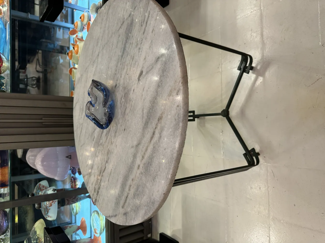 pieza antigua de cristal de murano azul en la mesa