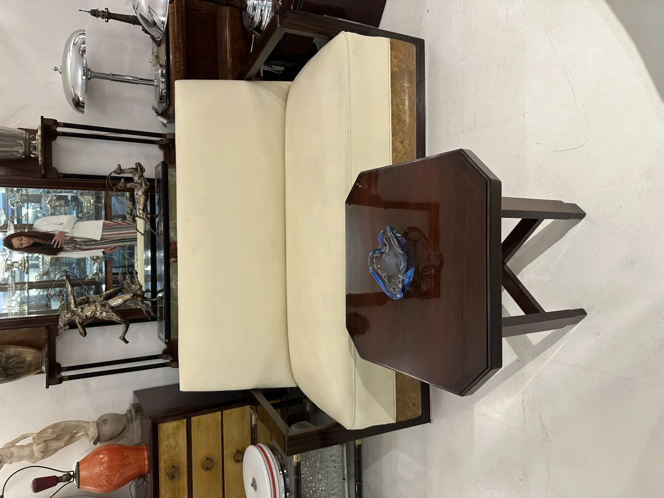 pezzo decorativo in vetro di murano su tavolo elegante