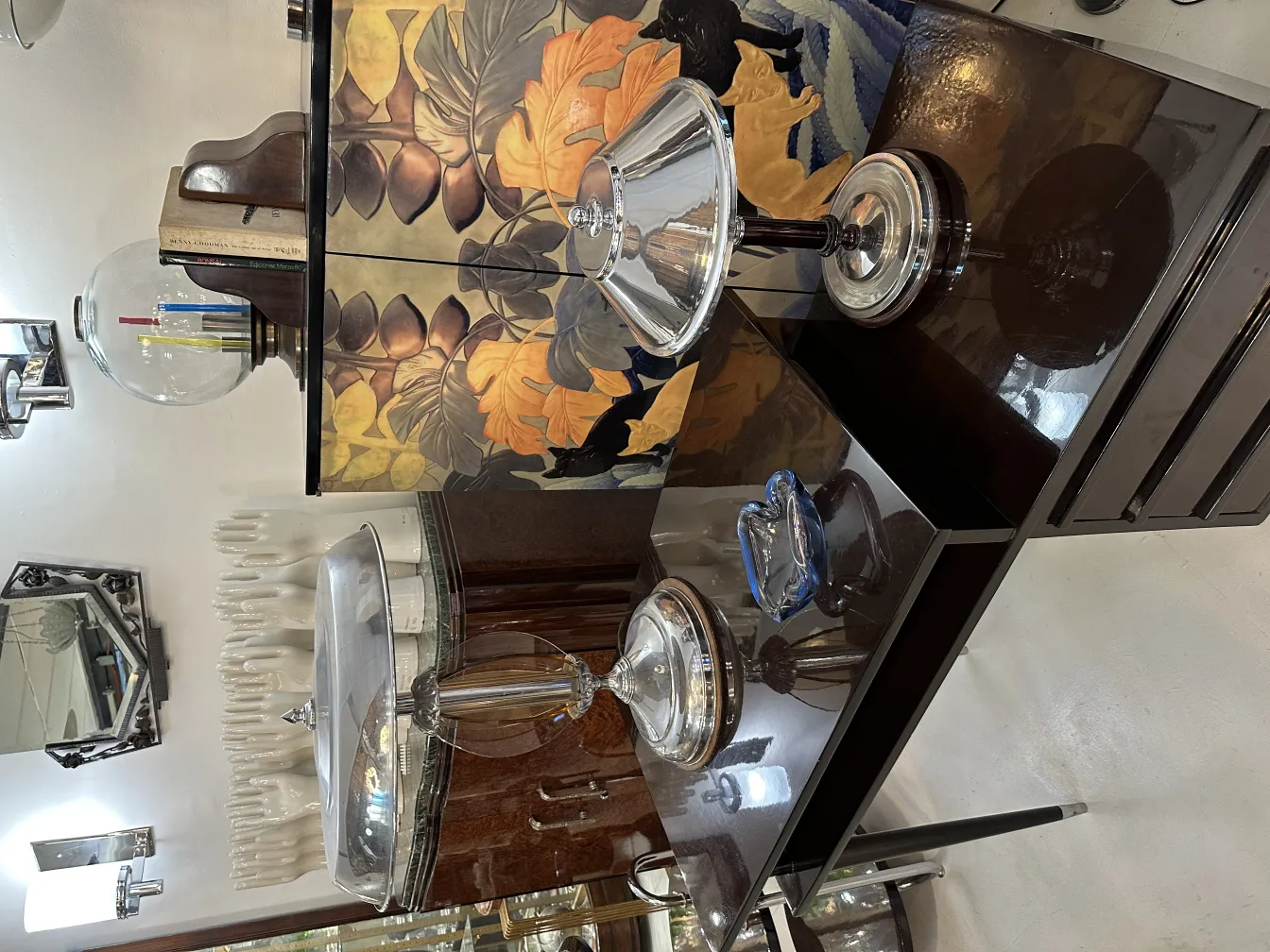 tres piezas antiguas de cristal de murano sobre una mesa brillante