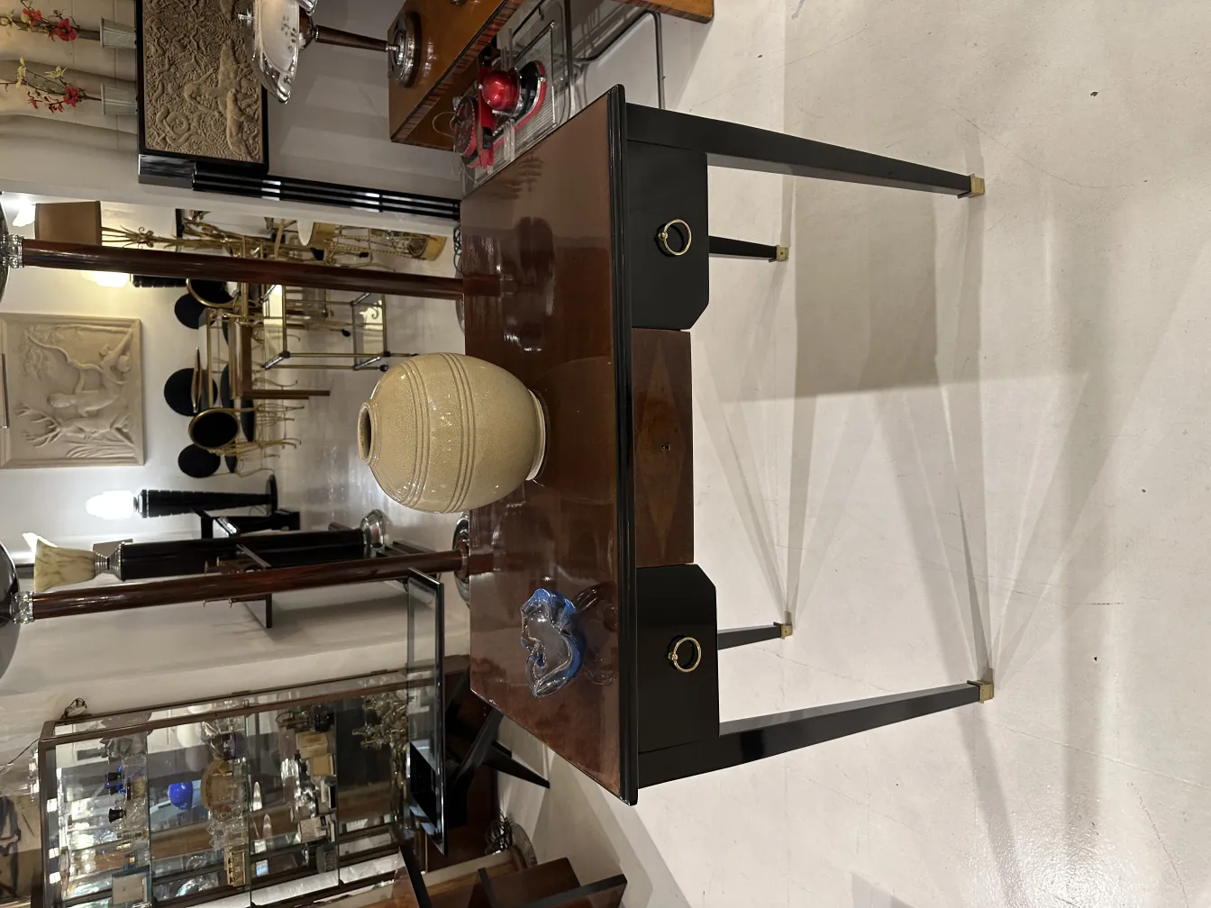 antikertisch mit murano-glas, umgeben von eleganter atmosphäre