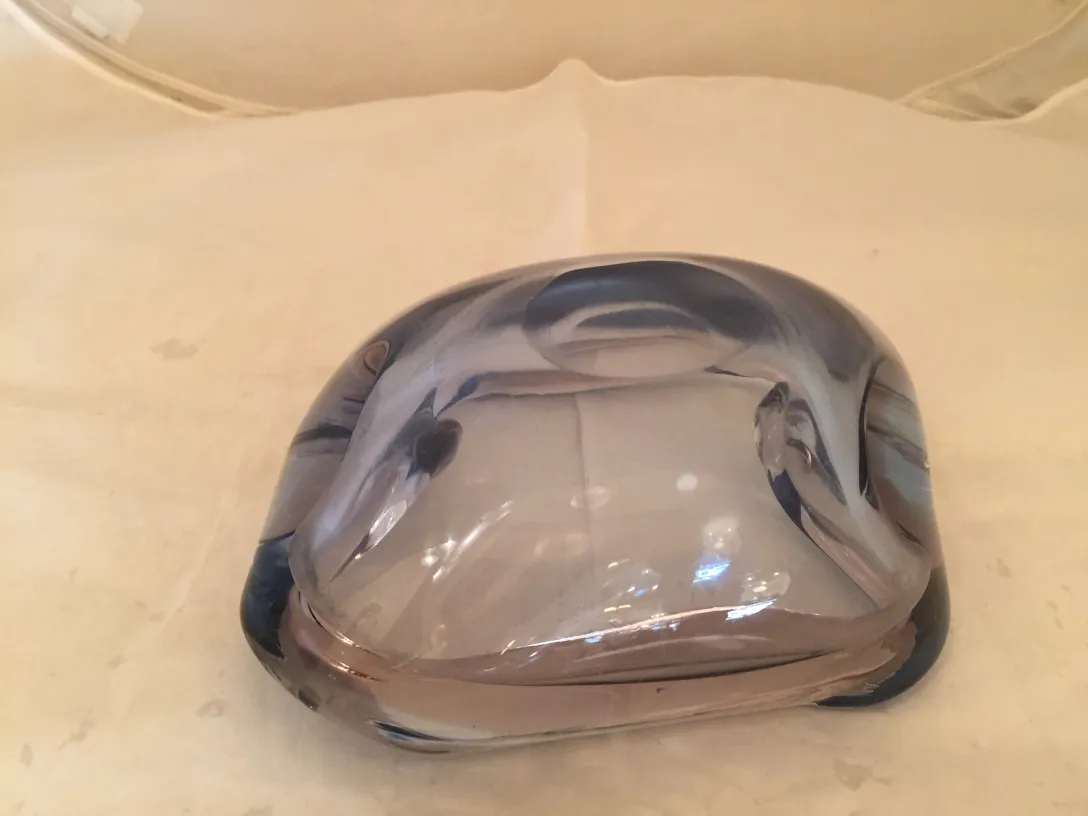 antikes murano-glas mit grauen tönen und sanfter form