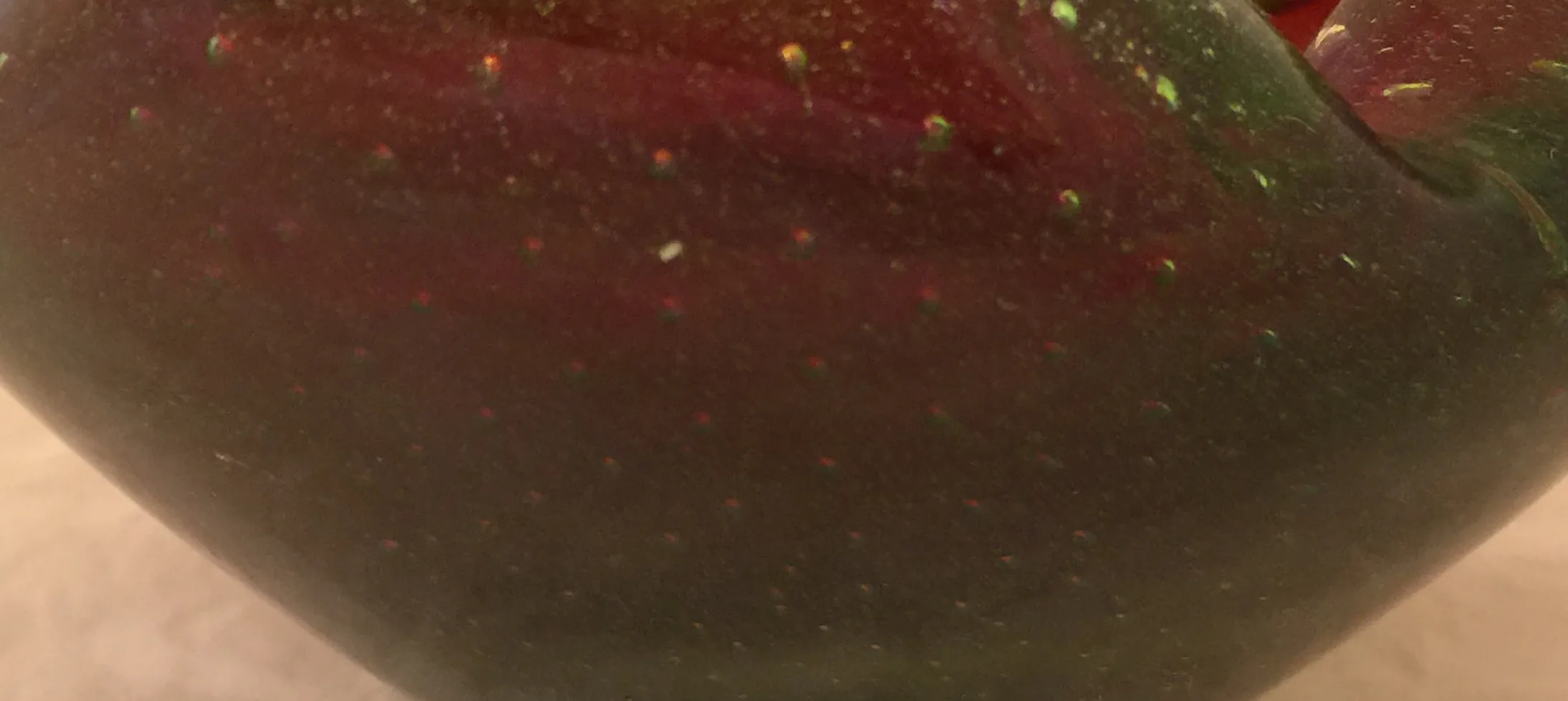 Antikes Murano-Glas in dunklen Tönen mit Dekorationen