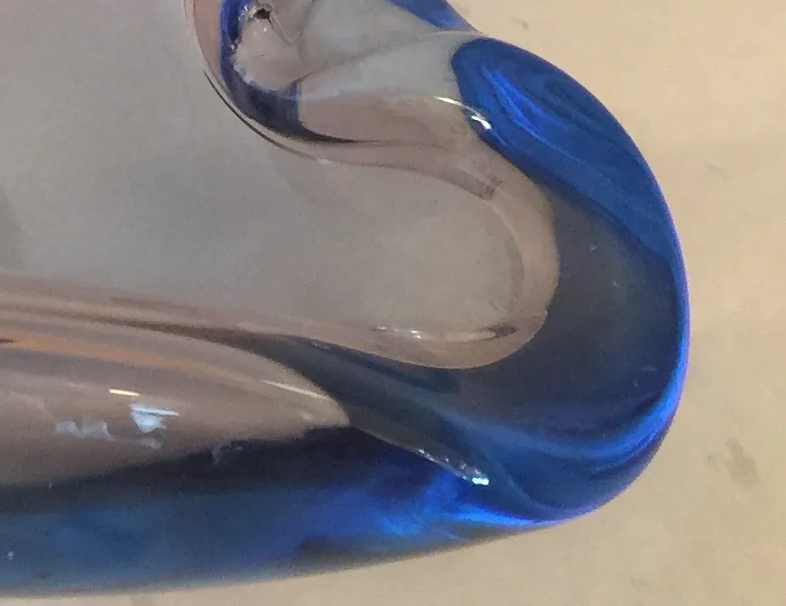 Antico vetro di Murano con forma blu brillante, presentazione elegantemente curvata.