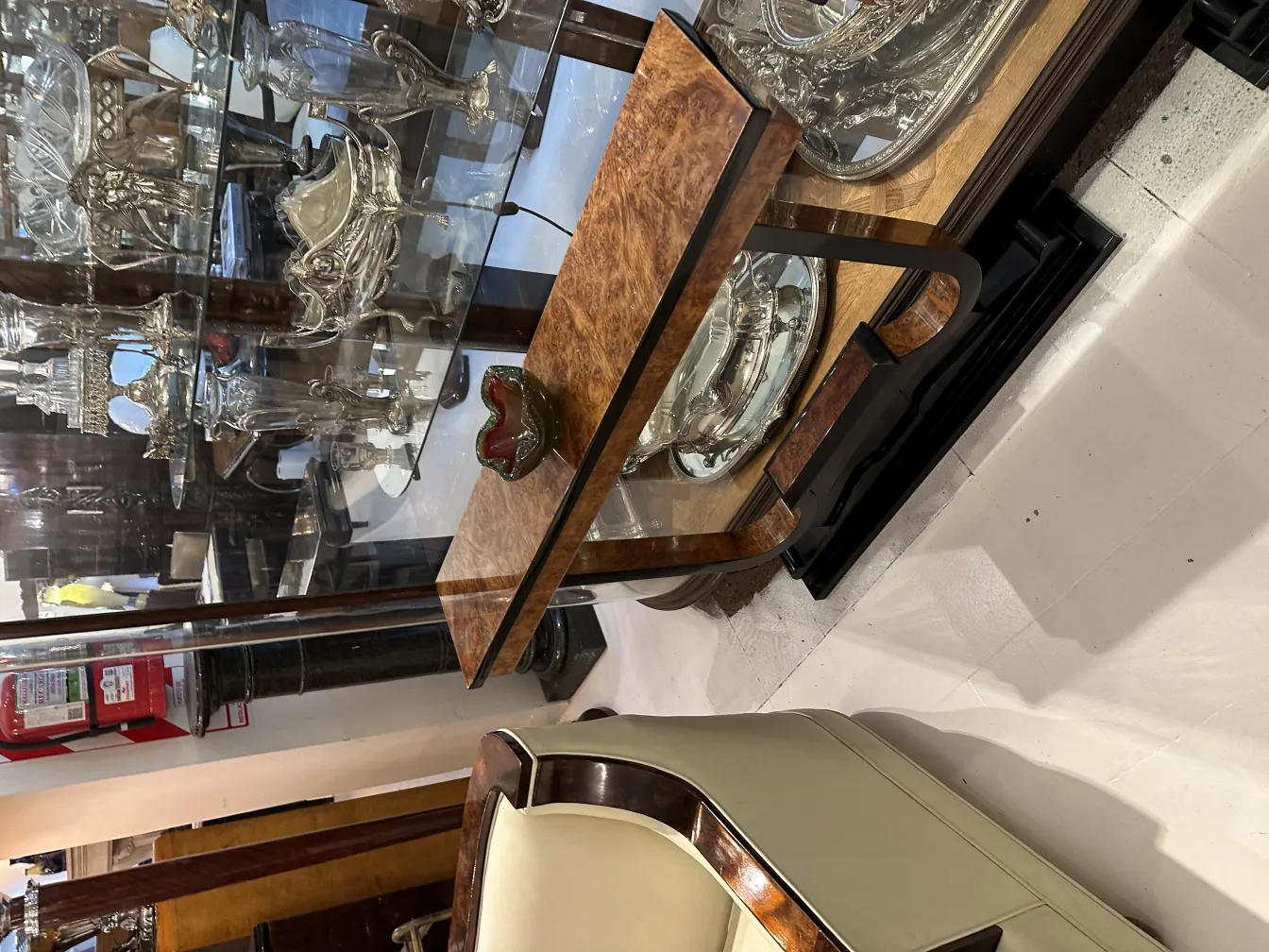 antigo cristal de murano em uma vitrine com outros objetos