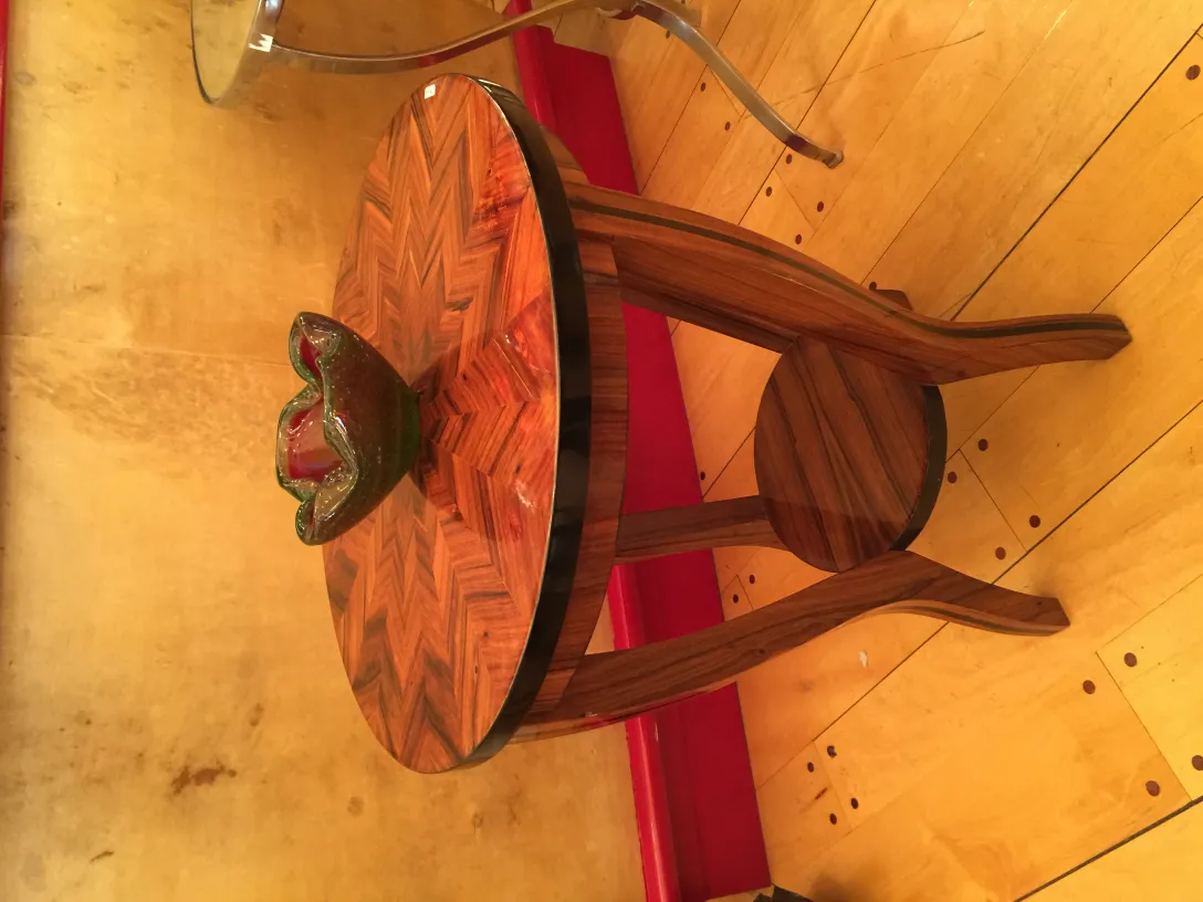 декоративная ваза из муранского стекла на столе