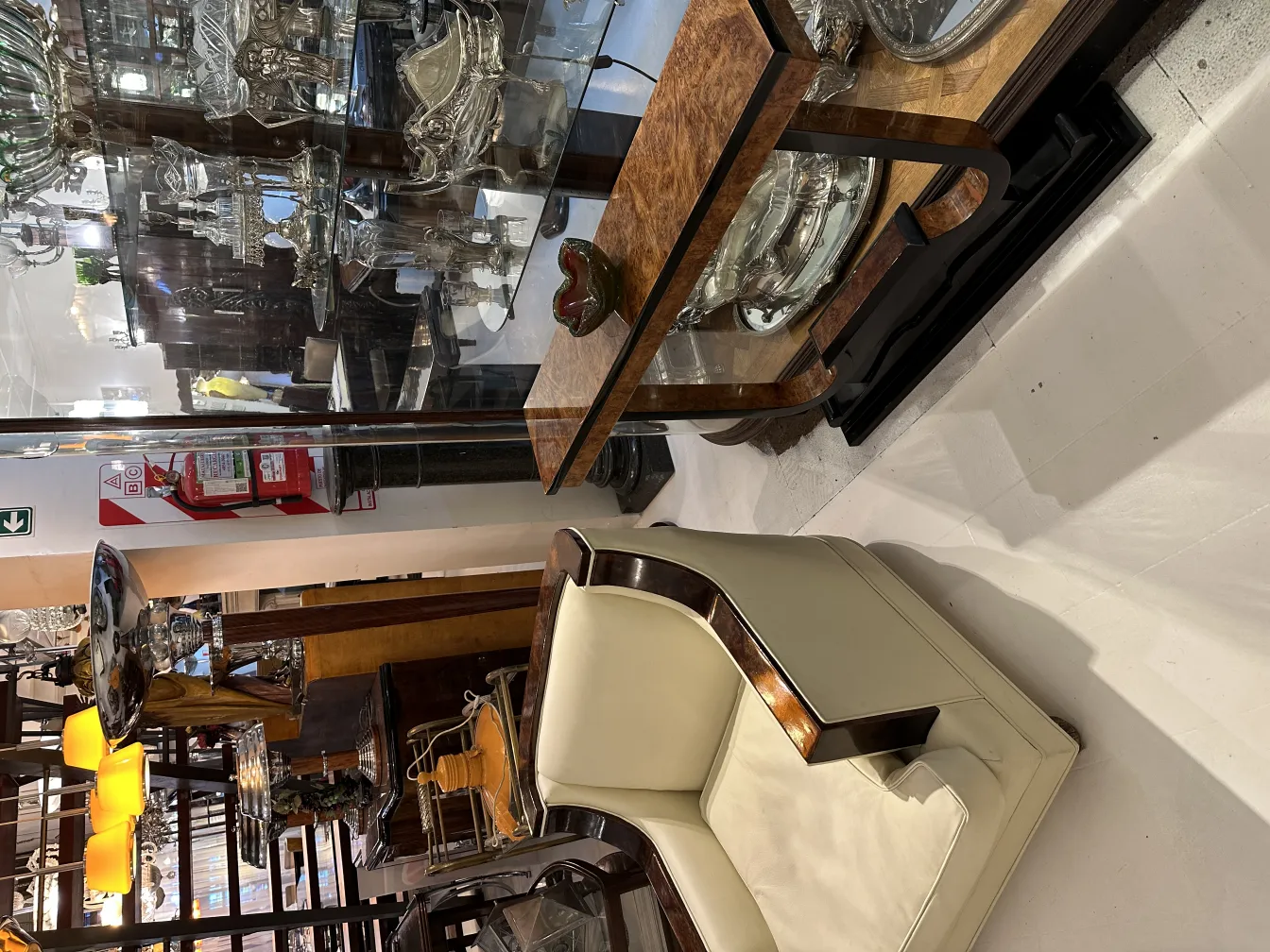 antiguo cristal de murano con formas elegantes en vitrina