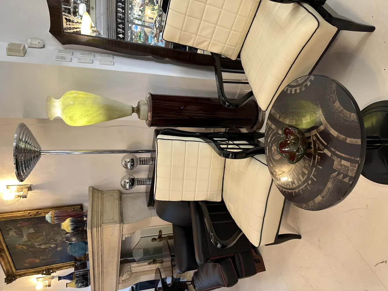 dekorativer murano-glas-vase auf einem Tisch, elegantes Umfeld