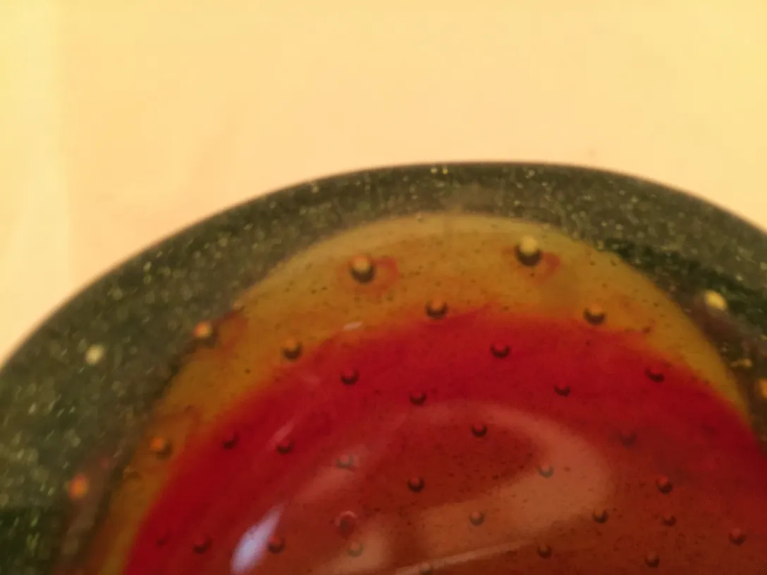 вид сверху античного цветного муранского стекла