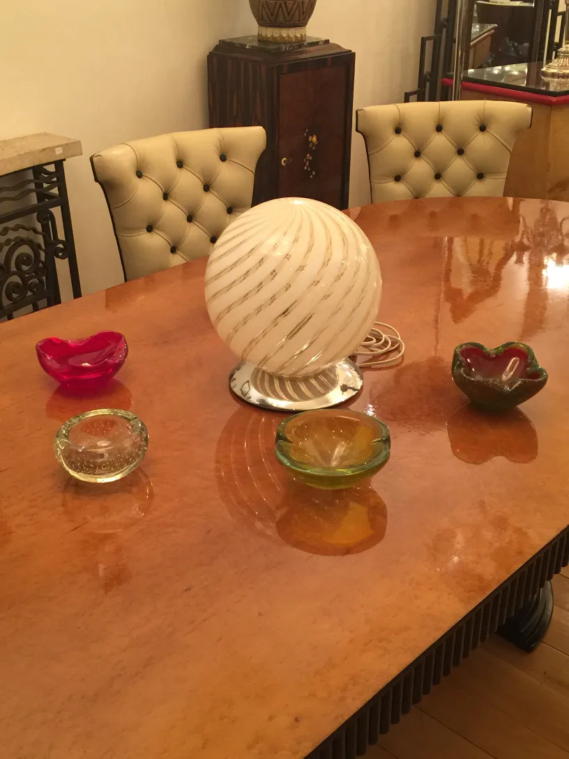 美丽的古董穆拉诺玻璃，具有多种形状和颜色，装饰性强