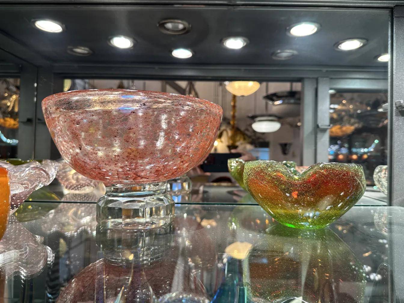 ciotola in vetro di murano antico con base trasparente e design colorato