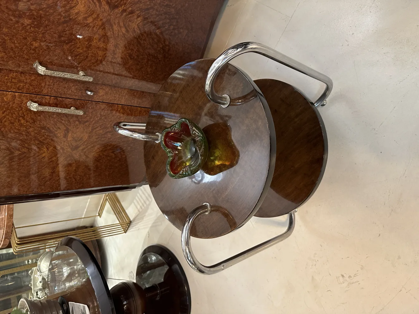 테이블 위에 있는 고대 무라노 유리 장식품