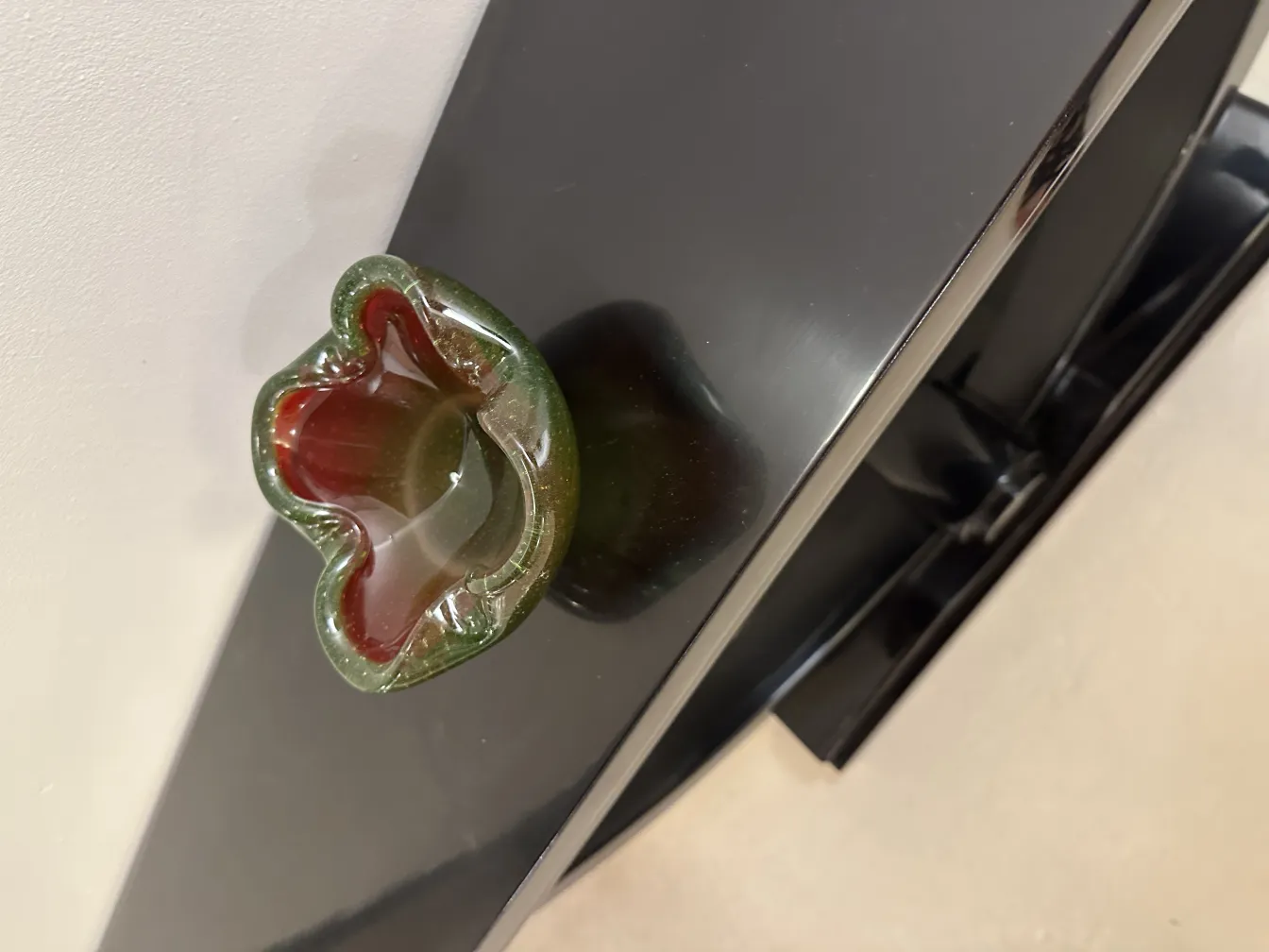 antik-murano-glas-mit-einem-einzigartigen-design-in-gruen-und-rot