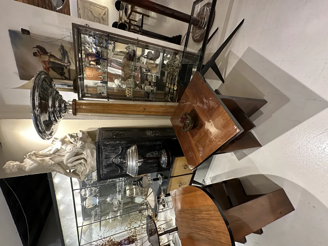 装飾的な形の古いムラーノガラスの作品