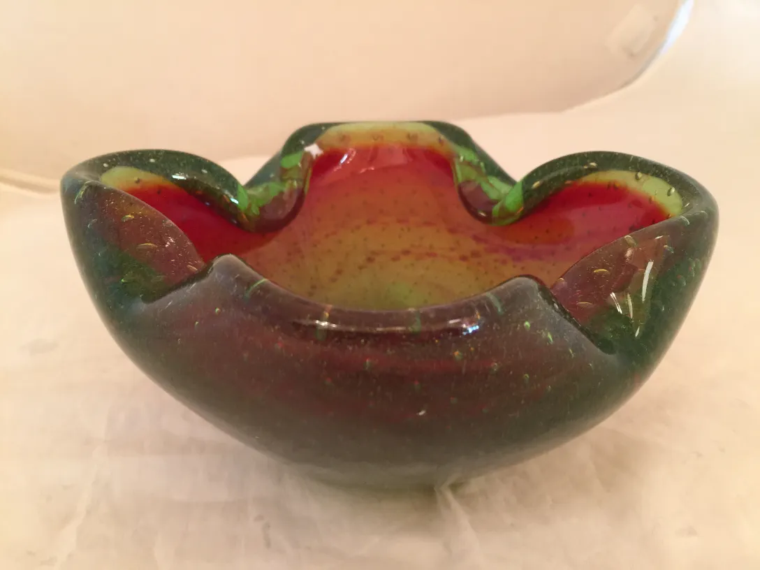 Antikes Murano-Glas mit lebhaften Farben und eleganten Formen in einer hellen Umgebung.