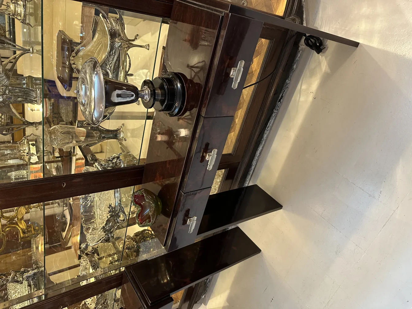 Vitrine avec ancien cristal de Murano et divers objets décoratifs