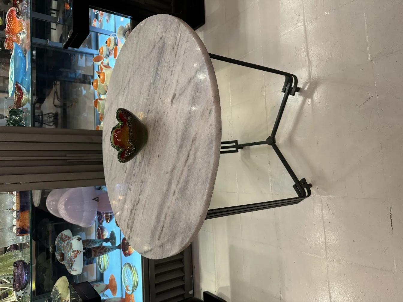 Decoração antiga de cristal de Murano em mesa, ambiente elegante.