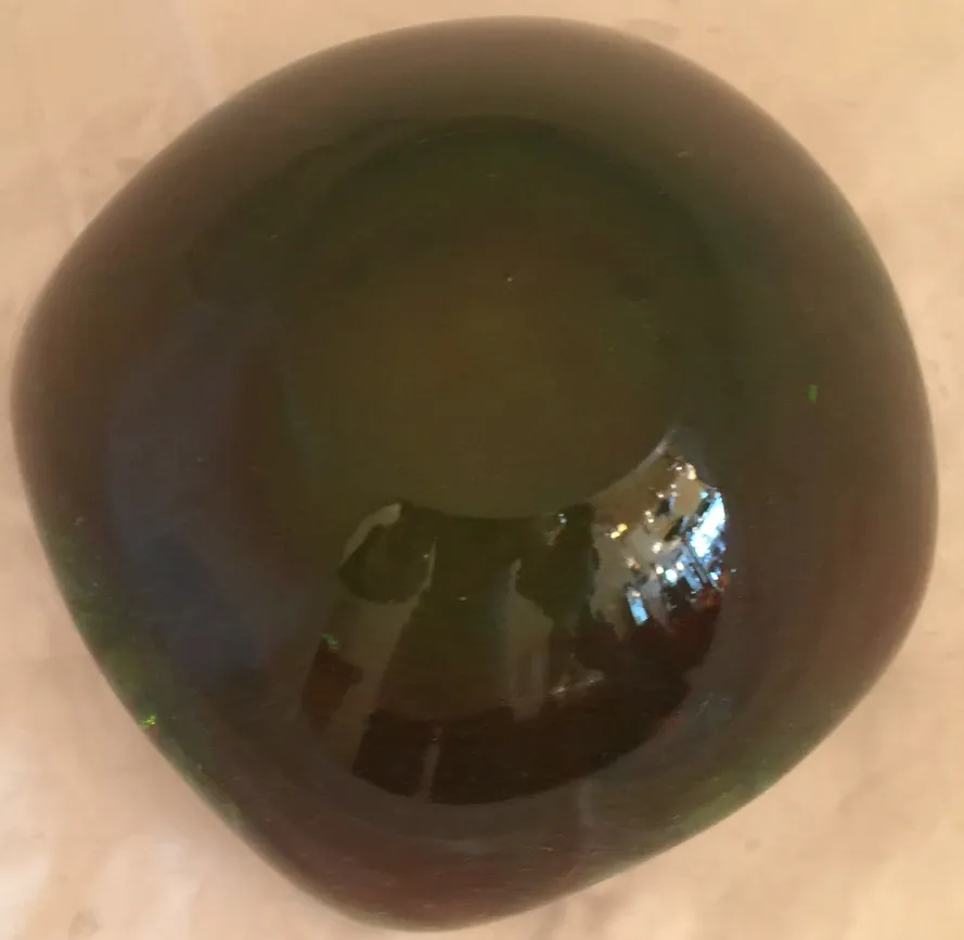 старая работа из муранского стекла с органическими формами и зелеными оттенками на светлом фоне