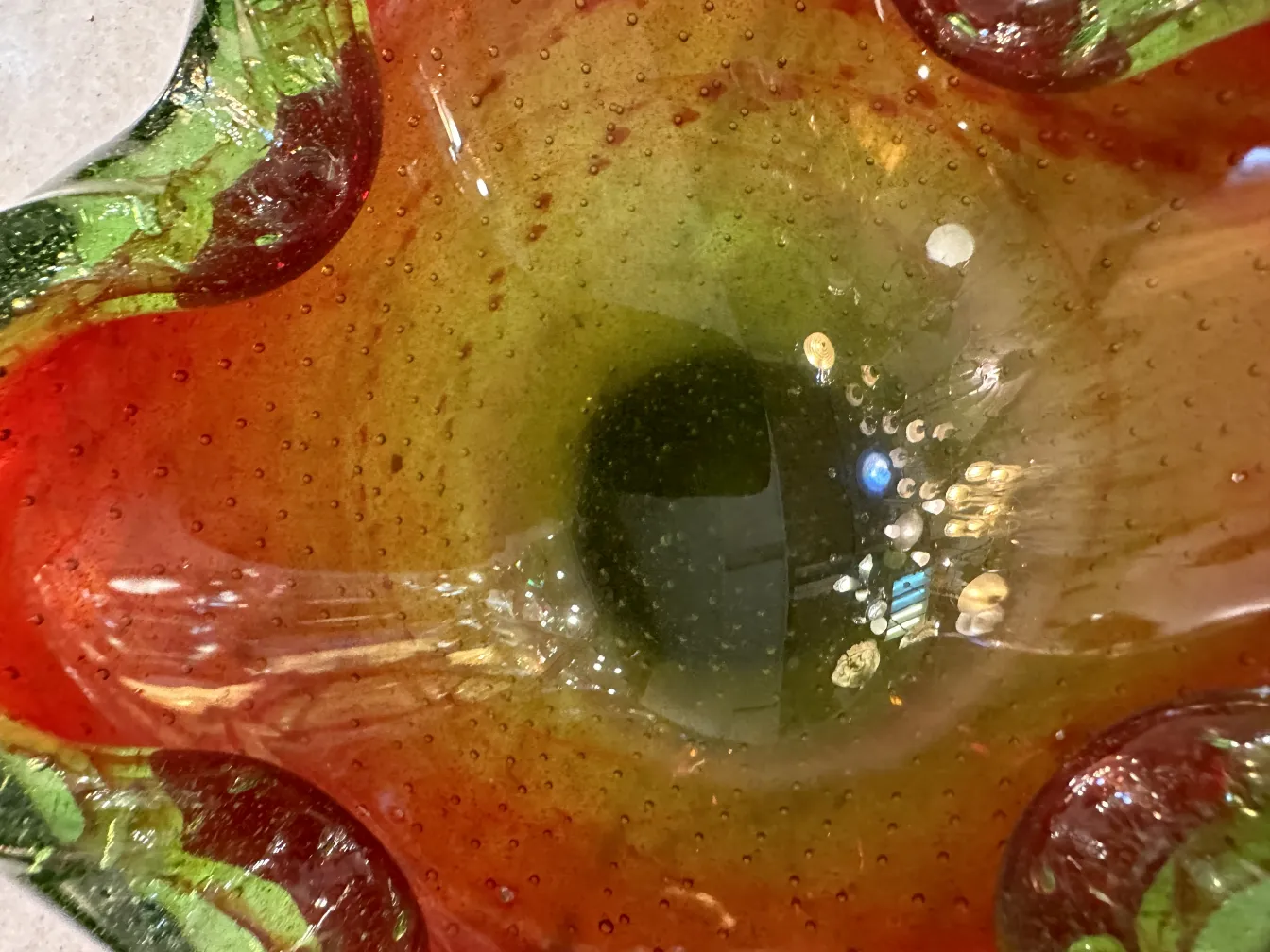 Cristal de Murano ancien avec des couleurs vives et une forme unique.