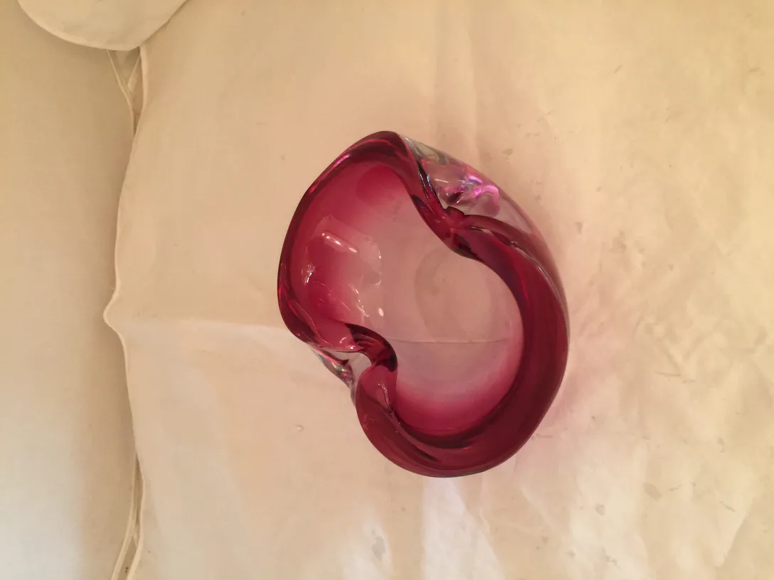 具有有机形状的古董穆拉诺玻璃红色