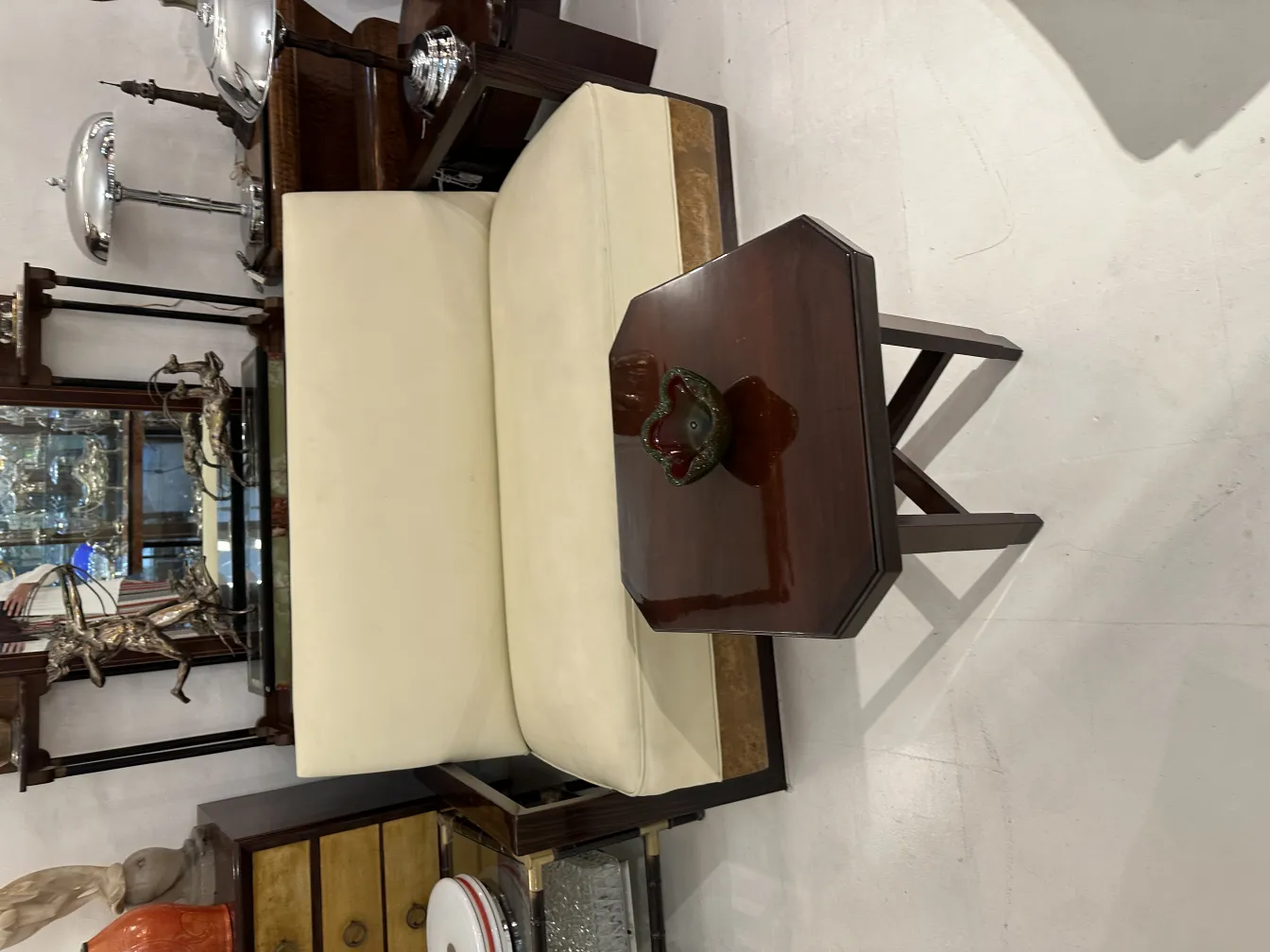 decoração antiga de cristal de Murano com cores vibrantes e formas elegantes em um ambiente clássico