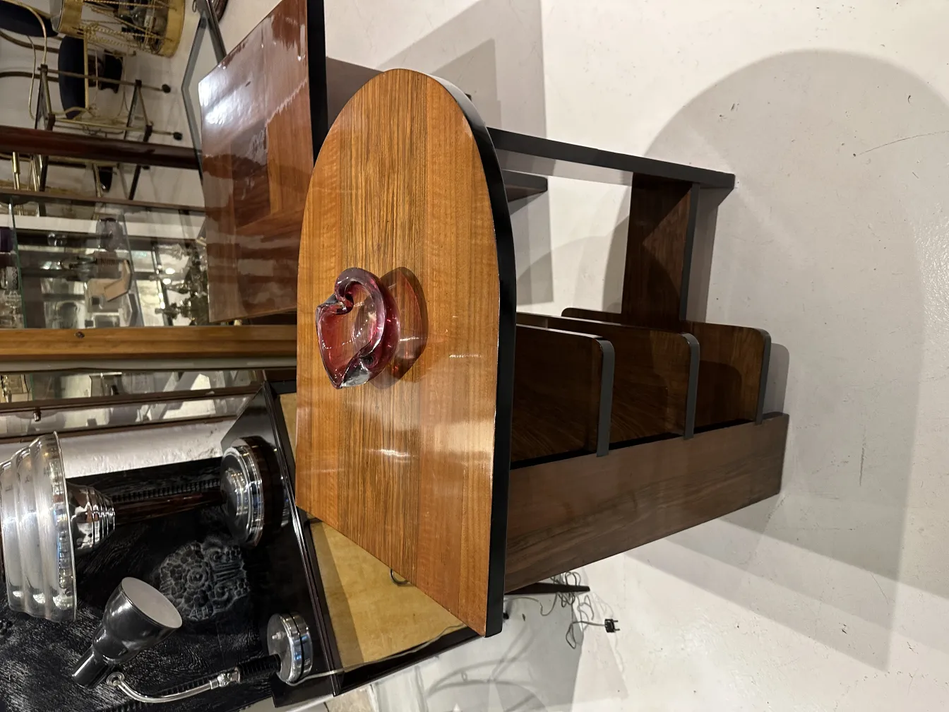 cuore in vetro di murano rosso su base di legno