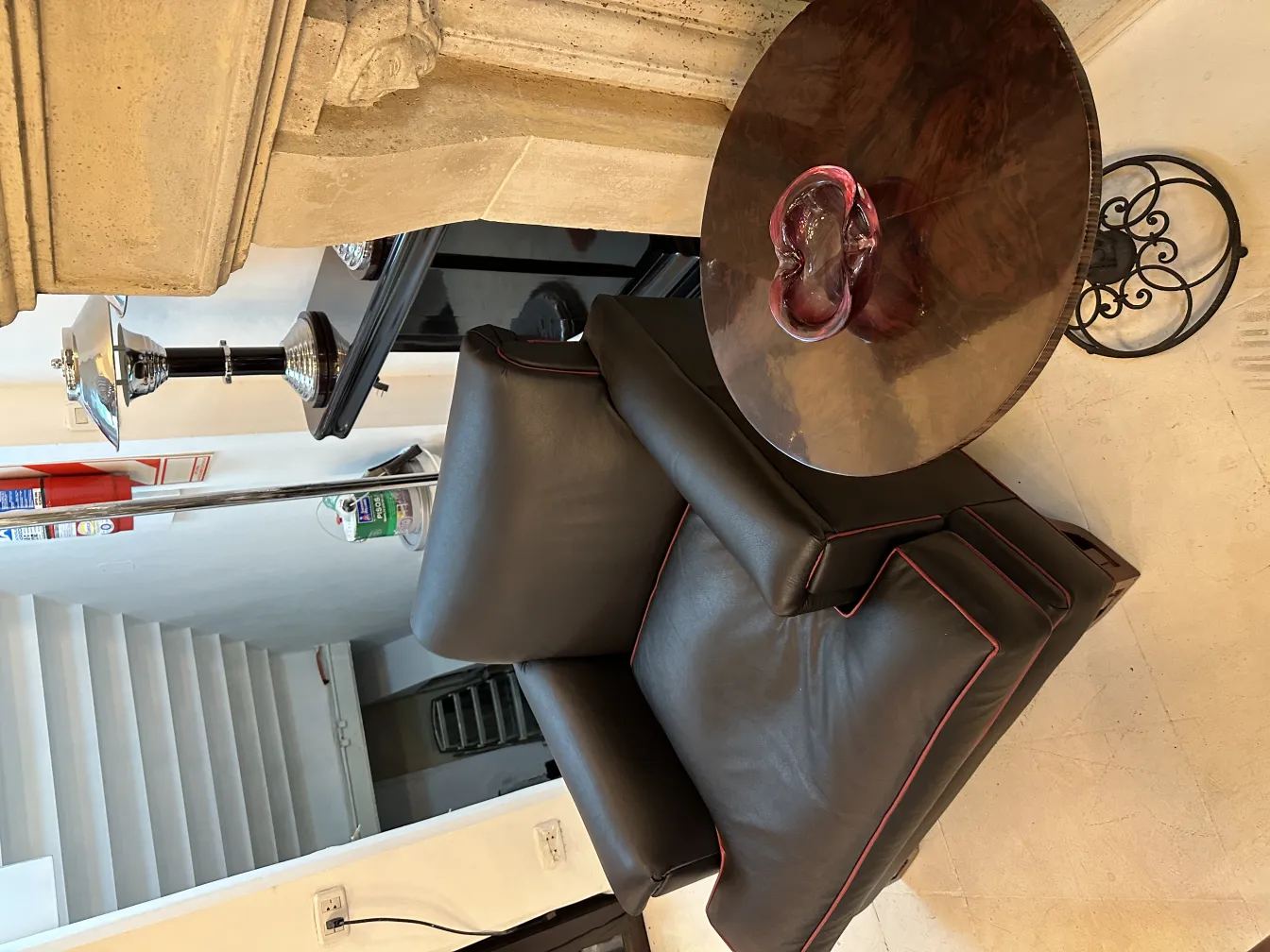 Cristal de Murano ancien avec forme unique, sur une table.