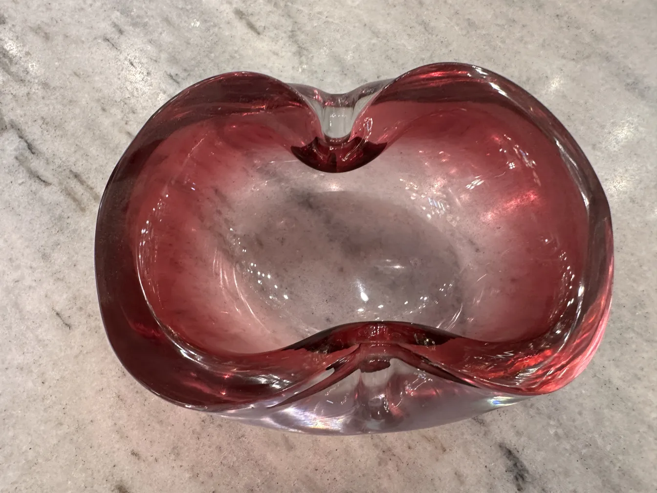 antische murano-glas-schüssel mit herzform-design, durchscheinendes rot, heller hintergrund