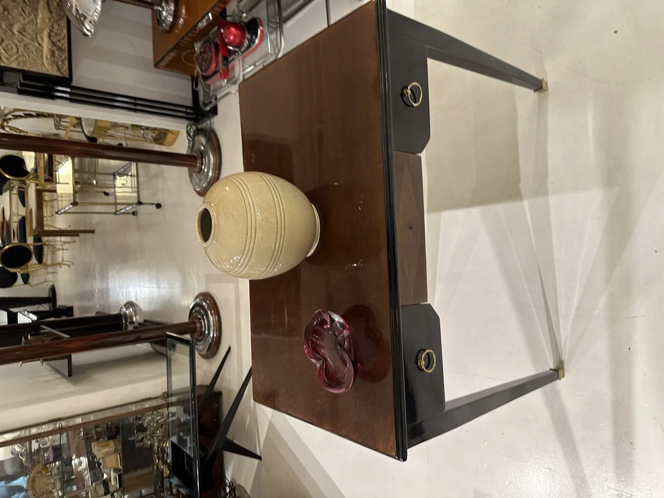 Bellissimo vaso in vetro di Murano su un tavolo di legno.