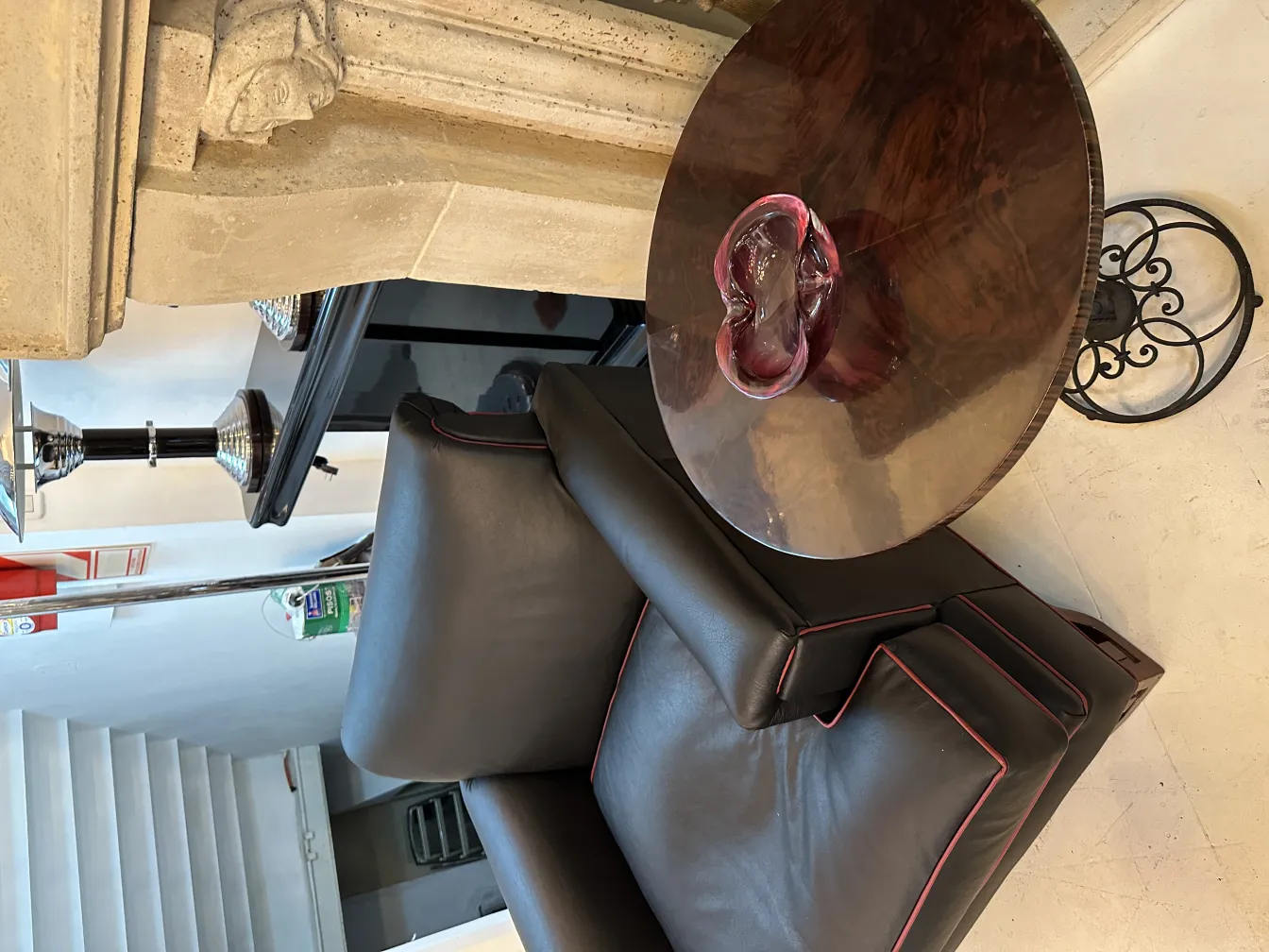 قطعة زجاج مورانو القديمة الجميلة بشكل زخرفي.