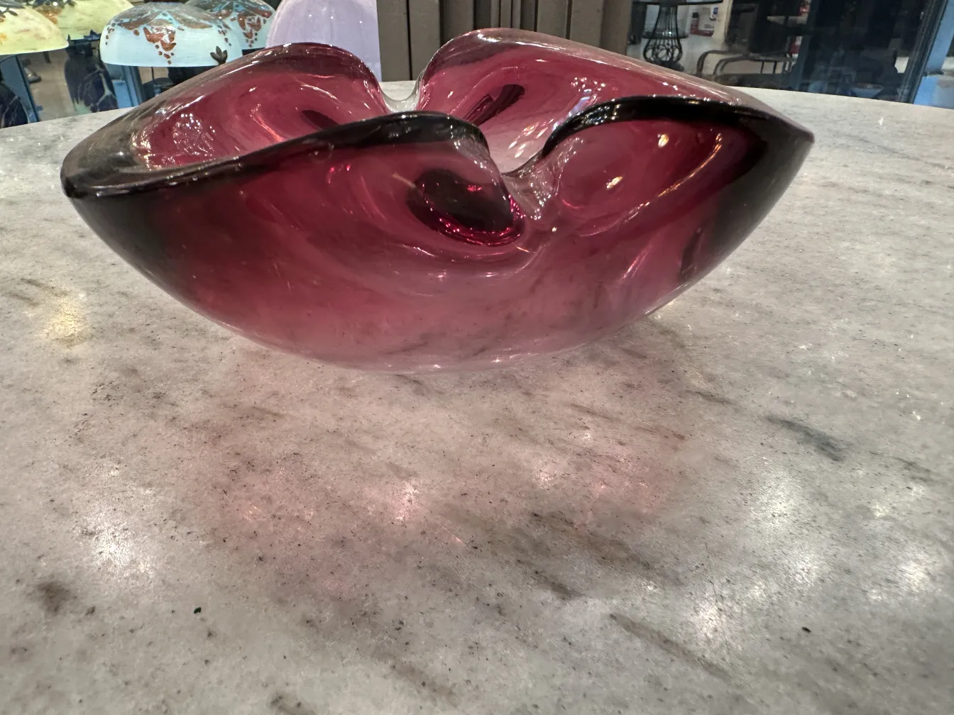 murano-glasteller aus rot und schwarz, dekorativ