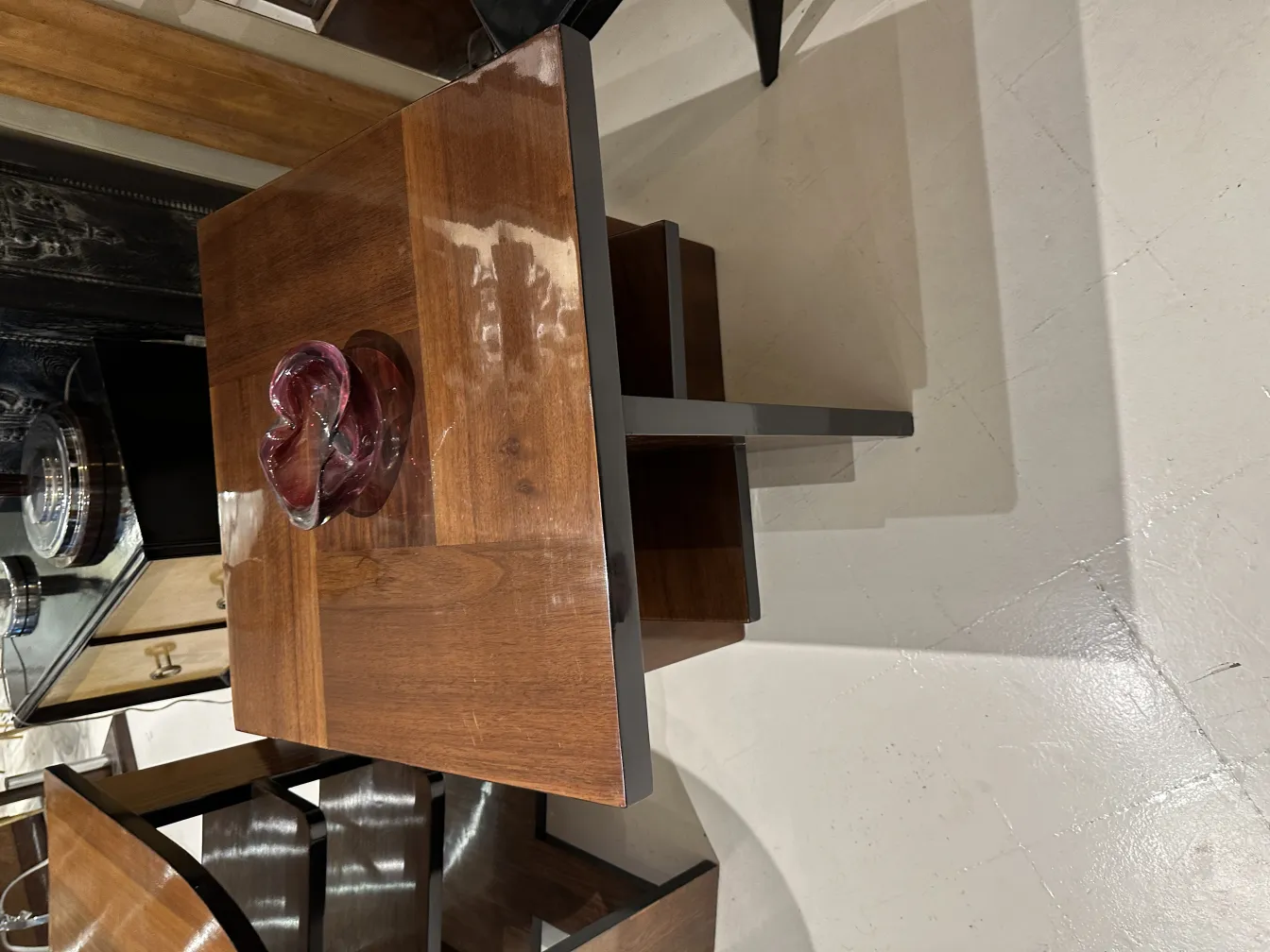 Vetro di Murano antico su un tavolo in legno scuro