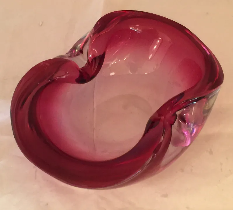 antico vetro di murano con design curvato rosso