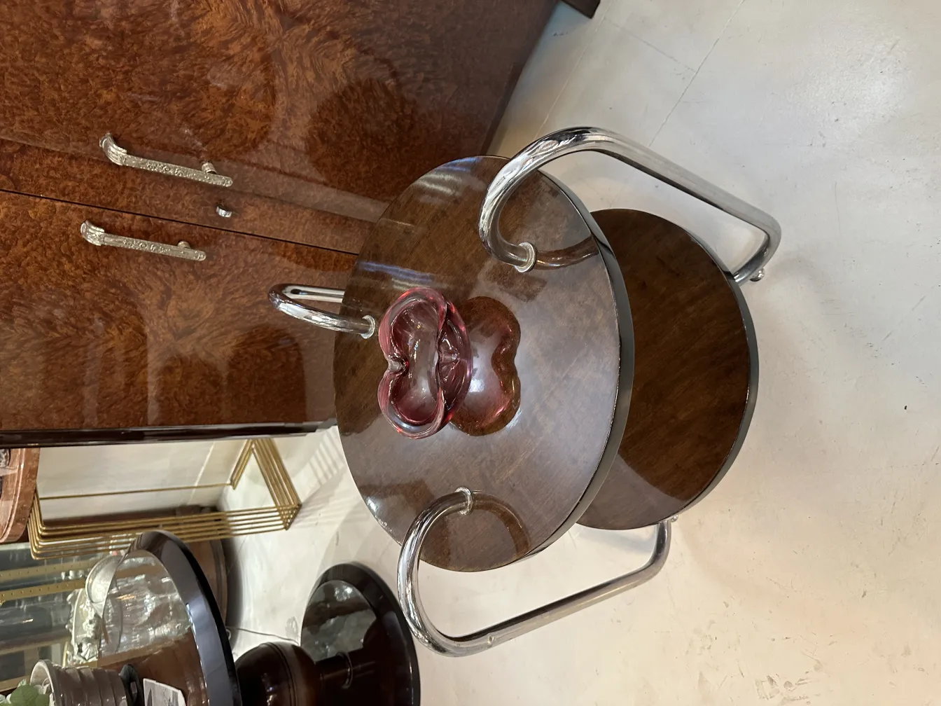 테이블 위의 아름다운 하트 모양 무라노 유리