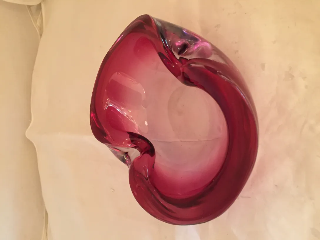 antigo cristal de murano em forma de flor em tons de vermelho, fundo claro